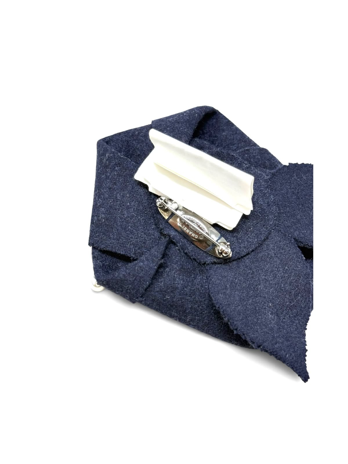 Camelia Broche