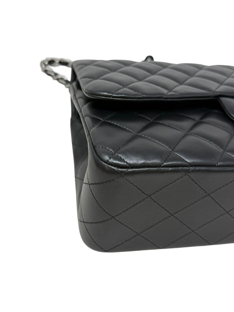 Clásica Jumbo Lambskin Negra