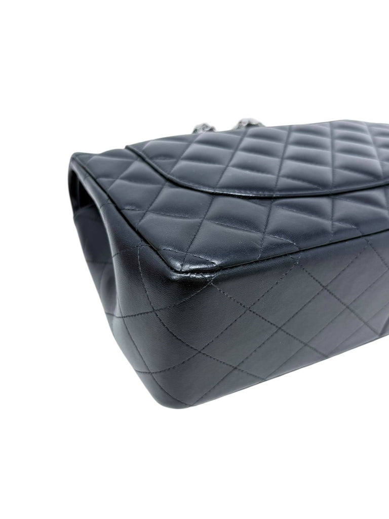 Clásica Jumbo Lambskin Negra