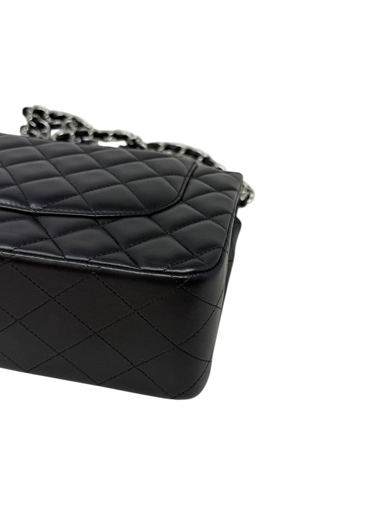 Clásica Jumbo Lambskin Negra