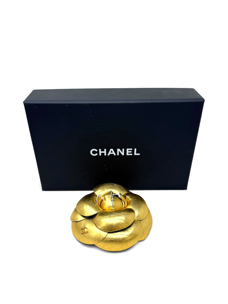 Camelia Broche Dorado