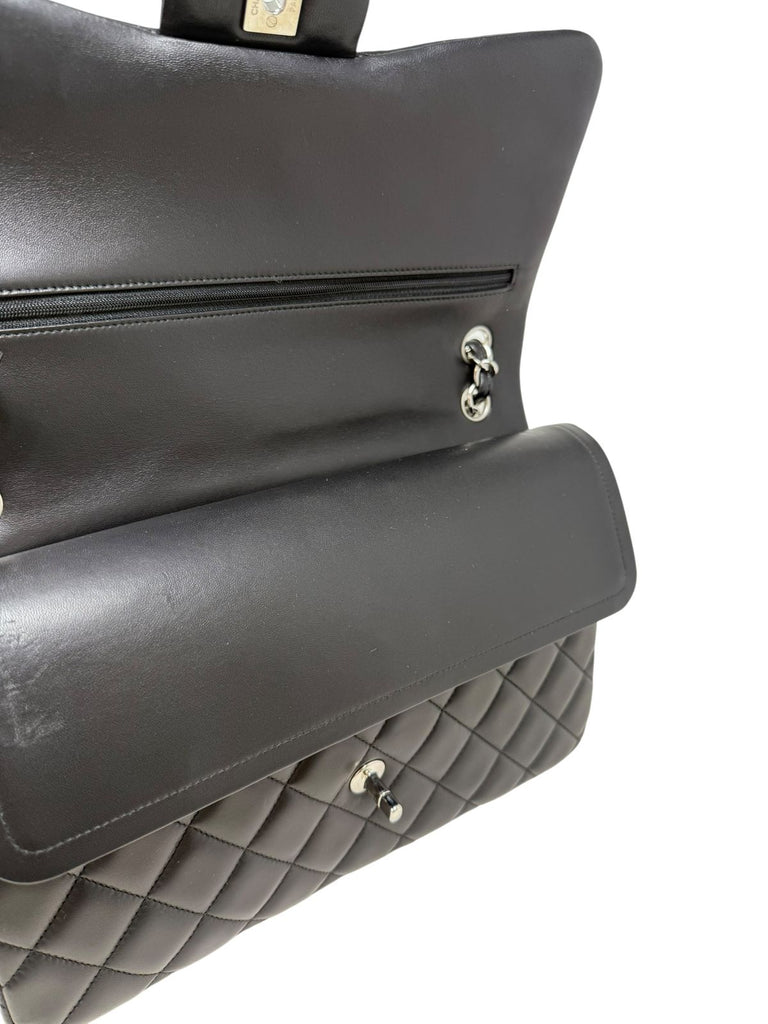 Clásica Jumbo Lambskin Negra