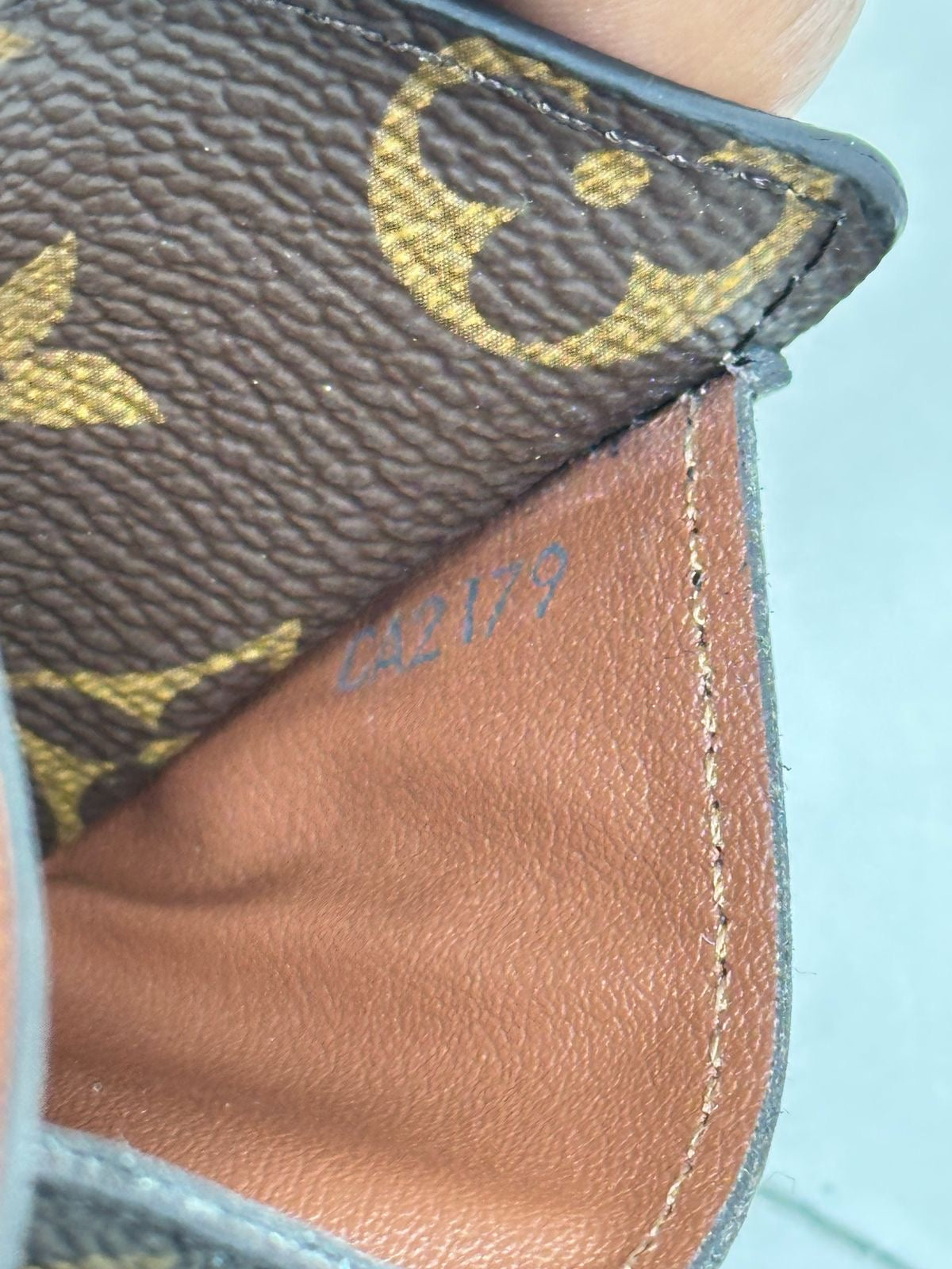 Cartera Monogram