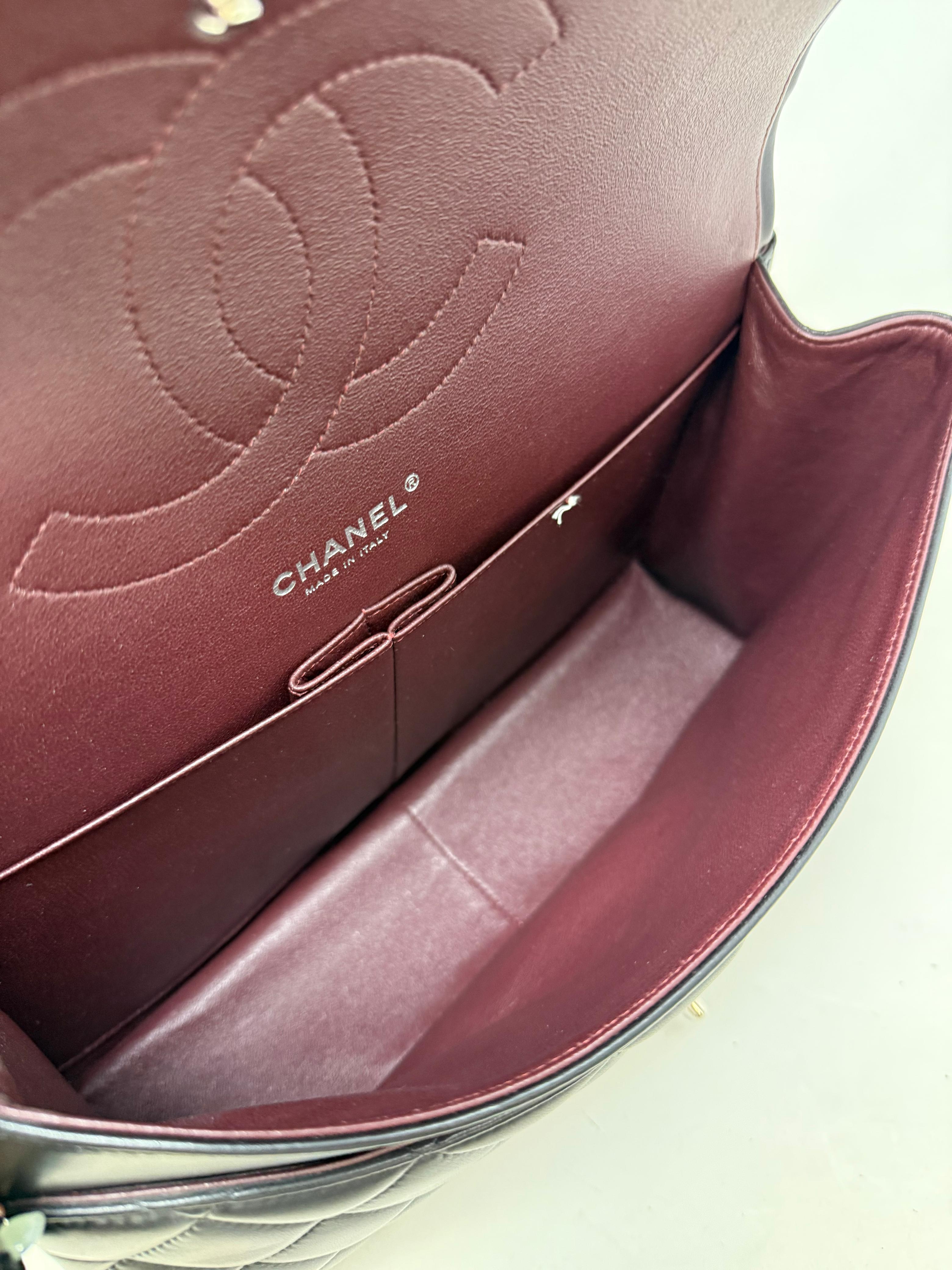 Clásica Jumbo Lambskin Negra